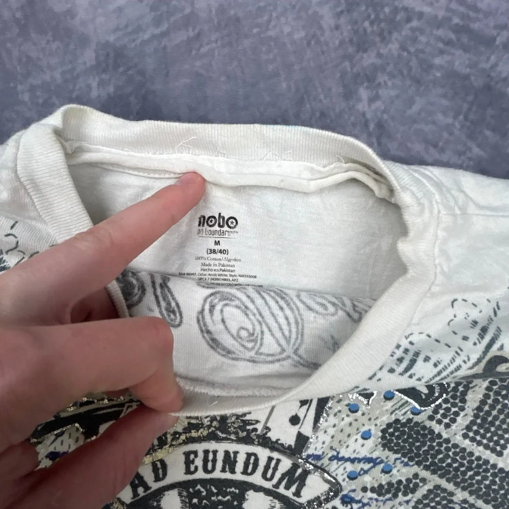 No Boundaries Y2K Graphic Tee White Cross Fleur De Lis Grunge Skater Shirt M